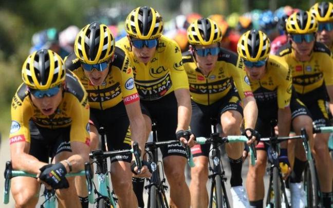 El Jumbo Visma tira del pelotón durante el Dauphiné de 2020.