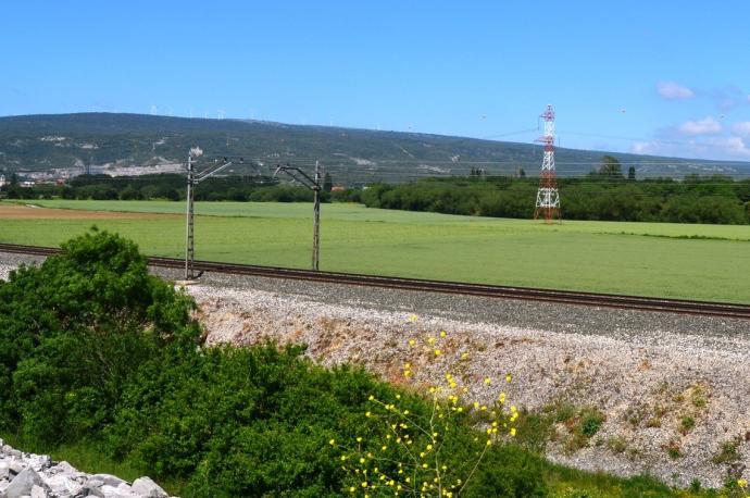 Vías del tren frente al Centro Intermodal de Transporte y Logística (CTVi) de Jundiz.