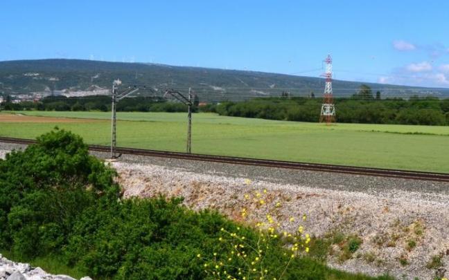 Vías del tren frente al Centro Intermodal de Transporte y Logística (CTVi) de Jundiz.