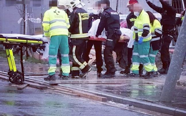 Imagen del traslado del herido.