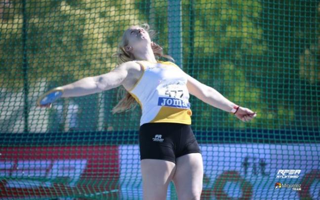 June Kintana, que fue oro, durante uno de sus lanzamientos.