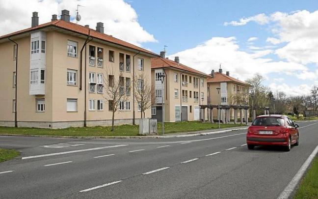 Un coche circula por la localidad alavesa de Gopegi. Foto: Alex Larretxi