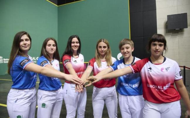 Las finalistas en el Arena. De i. a d.: Erasun, Larrarte, Mendizabal, Aldai, Zabaleta y Galeano. Las finalistas en el Arena. De i. a d.: Erasun, Larrarte, Mendizabal, Aldai, Zabaleta y Galeano.