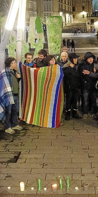 Concentración en Gasteiz contra la pobreza energética. Foto: Jorge Muñoz