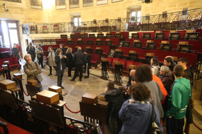 Varias personas visitan la Casa de Juntas de Gernika