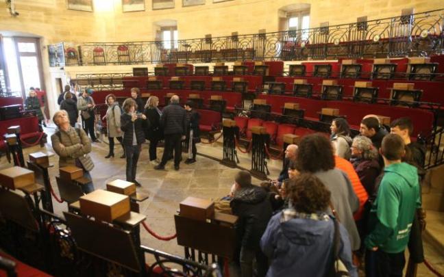 Varias personas visitan la Casa de Juntas de Gernika Varias personas visitan la Casa de Juntas de Gernika