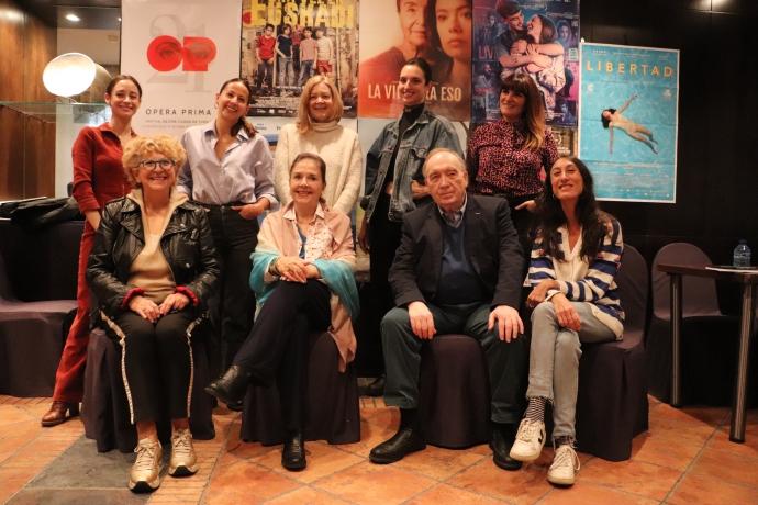 El jurado del Festival Ópera Prima de Tudela posa junto a los carteles del certamen
