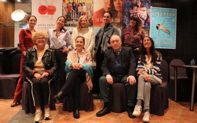 El jurado del Festival Ópera Prima de Tudela posa junto a los carteles del certamen