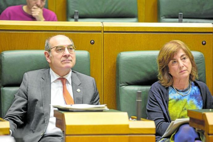 El exconsejero de Salud, Jon Darpón, en un pleno del Parlamento en 2019, junto a Cristina Uriarte. Foto: Efe
