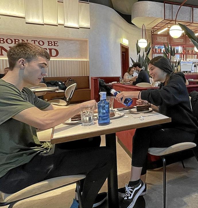 Dos personas toman una consumición en un restaurante. Foto: Efe