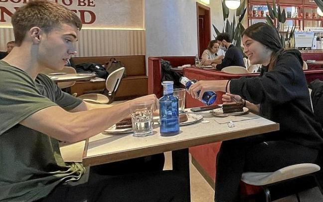 Dos personas toman una consumición en un restaurante. Foto: Efe Dos personas toman una consumición en un restaurante. Foto: Efe