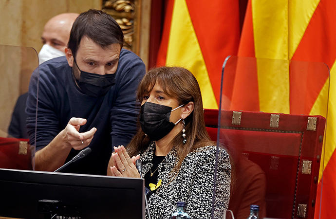Pau Juvillà, junto a la presidenta del Parlament, Laura Borràs.