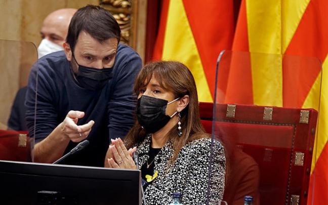 Pau Juvillà, junto a la presidenta del Parlament, Laura Borràs.