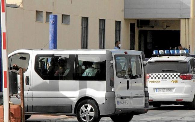 El ministro del Interior pierde apoyos en su decisión de repatriar a los 800 menores que llegaron desde Marruecos a Ceuta el pasado mayo; en la imagen sobre estas líneas, repatriación de menores marroquíes a través de la frontera del Tarajal, ayer por la El ministro del Interior pierde apoyos en su decisión de repatriar a los 800 menores que llegaron desde Marruecos a Ceuta el pasado mayo; en la imagen sobre estas líneas, repatriación de menores marroquíes a través de la frontera del Tarajal, ayer por la