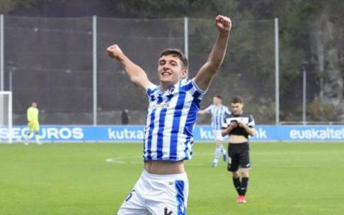 Jon Karrikaburu celebra un gol con la txuri-urdin. Jon Karrikaburu celebra un gol con la txuri-urdin.