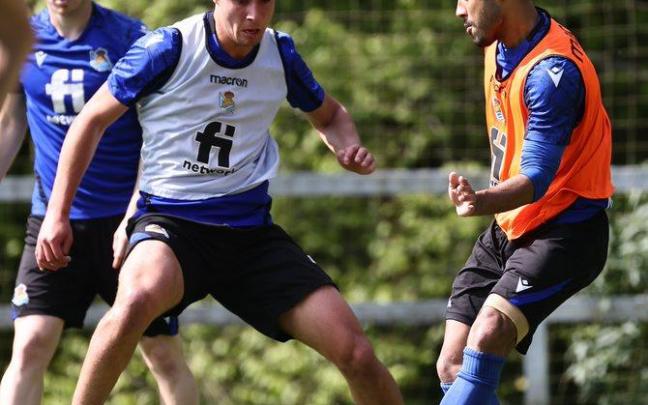 Jon Karrikaburu presiona a Rafinha ante la mirada de Zubeldia. Jon Karrikaburu presiona a Rafinha ante la mirada de Zubeldia.