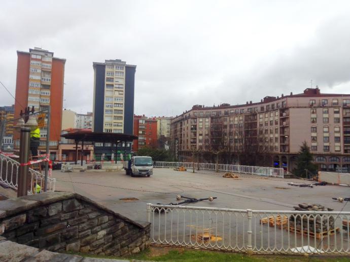 Las obras ya han comenzado en la plaza de Kabiezes, donde se colocará una cubierta que techará cerca de 500 metros cuadrados.