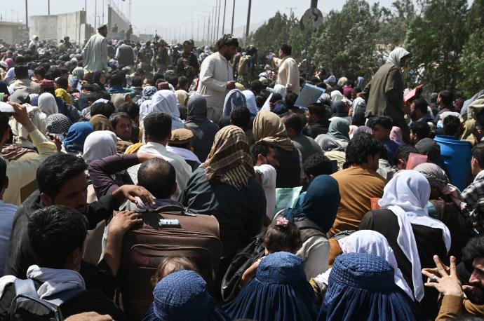 Decenas de personas se agolpan en el aeropuerto de Kabul.