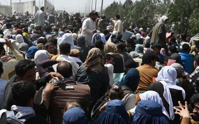 Decenas de personas se agolpan en el aeropuerto de Kabul.