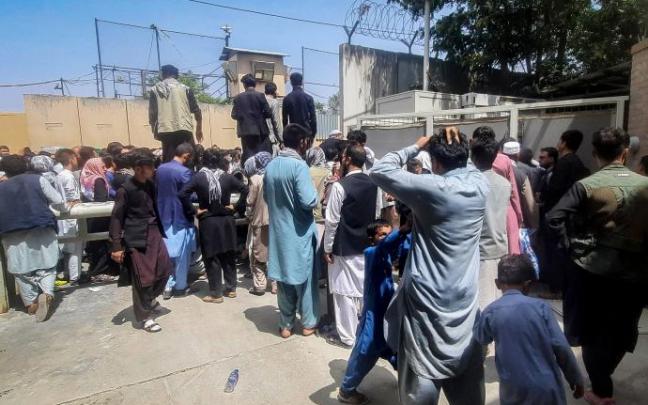 Ciudadanos afganos, en el exterior de la embajada francesa en Kabul.