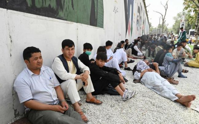 Ciudadanos afganos junto a la embajada francesa en Kabul.