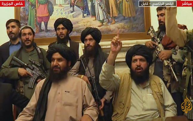 Líderes talibanes en el palacio presidencial de Kabul.