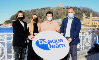 Aramburu, tercero desde la izquierda, con Jon Redondo, la coordinadora de Basque Team, Olatz Legarza y la gerente de EKFB, Leire Guerenabarrena.