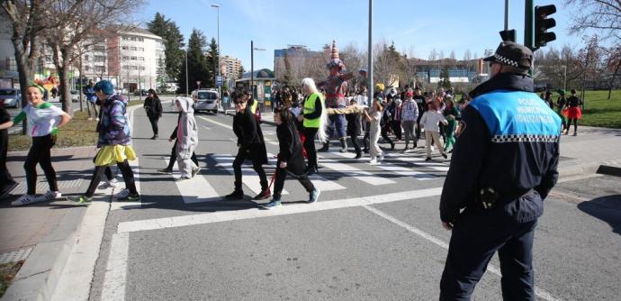 Alumnos y profesores de la ikastola Hegoalde, en una kalejira reivindicativa en 2020 ntras la prohibición del Ayuntamiento de utilizar la calzada para el desfile de carnaval.