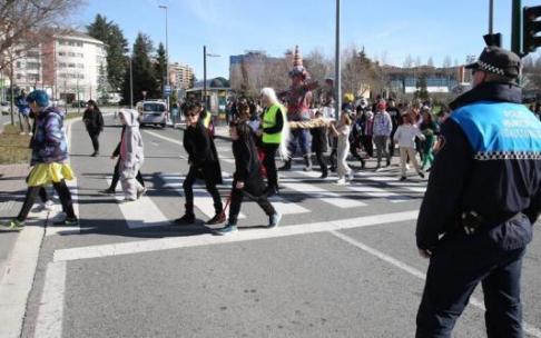 Alumnos y profesores de la ikastola Hegoalde, en una kalejira reivindicativa en 2020 ntras la prohibición del Ayuntamiento de utilizar la calzada para el desfile de carnaval. Alumnos y profesores de la ikastola Hegoalde, en una kalejira reivindicativa en 2020 ntras la prohibición del Ayuntamiento de utilizar la calzada para el desfile de carnaval.
