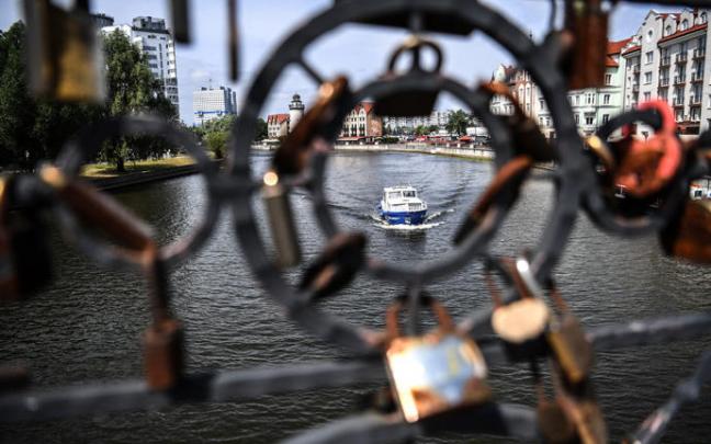 Un barco navega por un río en Kaliningrado.