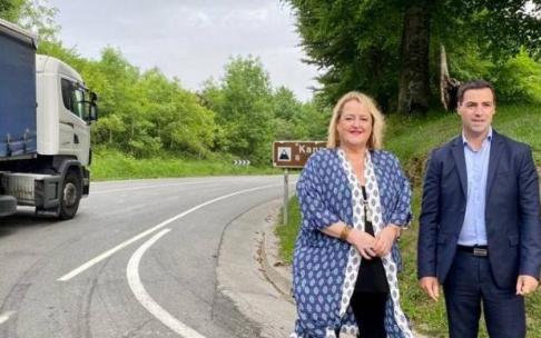 Los responsables forales de Bizkaia y Gipuzkoa esta mañana en el alto de Kanpazar