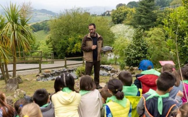 Imagen de archivo de una visita guiada a escolares en Karpin Fauna Imagen de archivo de una visita guiada a escolares en Karpin Fauna