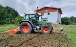 La parcela y el edificio están en el barrio de Cezura.