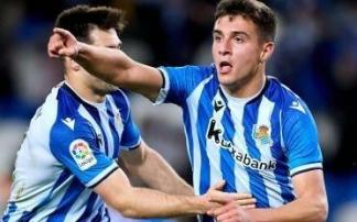 Karrikaburu celebra con Sola su primer gol ante el Sporting Karrikaburu celebra con Sola su primer gol ante el Sporting