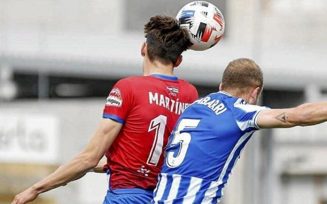 Arambarri eta Martinez Losa baloiaren bila. Argazkia: Calahorra