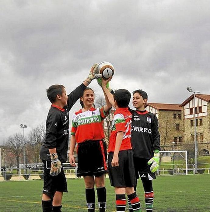 Alumnas y alumnos del club de fútbol Kaskagorri. Foto: Cedida