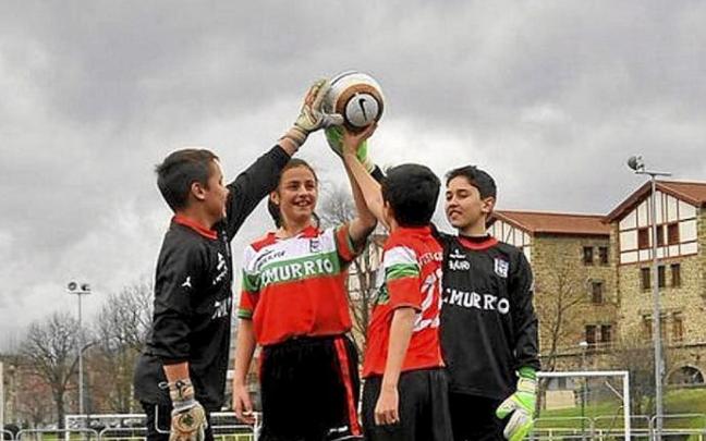 Alumnas y alumnos del club de fútbol Kaskagorri. Foto: Cedida