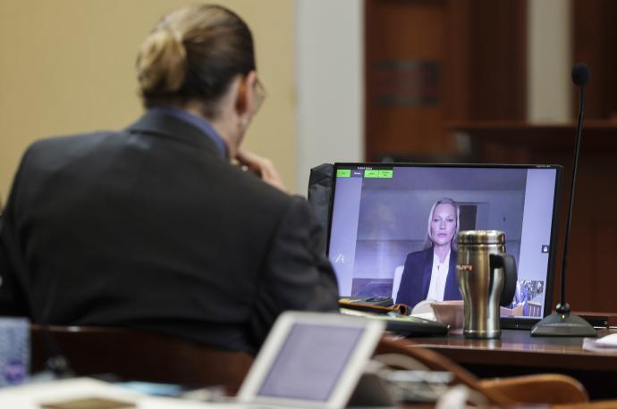 Kate Moss testifica por vídeo.