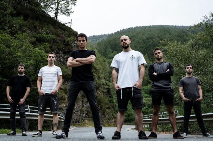 Julen Ceballos, Oinatz Mariezkurrena, Markel Barriola, Unai Urkiola, Manex Moreno y Mikel Sagastibeltza, de izquierda a derecha, forman Katez.