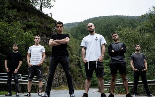 Julen Ceballos, Oinatz Mariezkurrena, Markel Barriola, Unai Urkiola, Manex Moreno y Mikel Sagastibeltza, de izquierda a derecha, forman Katez.