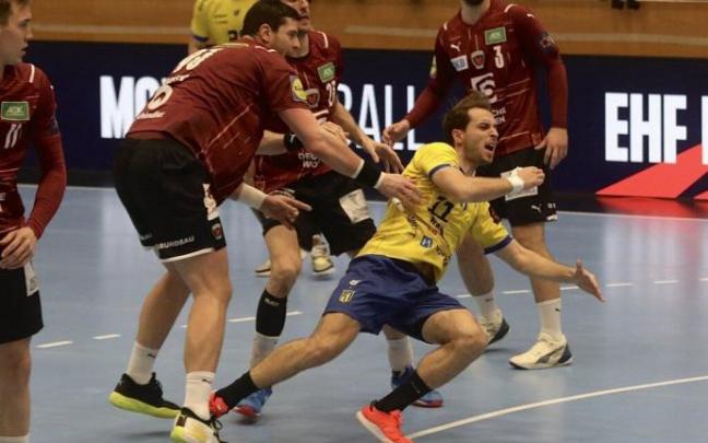 Kauldi Odriozola intenta un lanzamiento en caída ante la defensa del Fuchse Berlin.