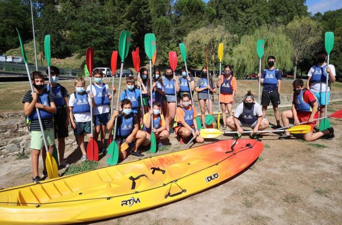 Jóvenes participantes en la actividad de Kayak, este viernes antes de remar por el Arga.