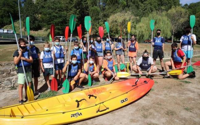 Jóvenes participantes en la actividad de Kayak, este viernes antes de remar por el Arga.