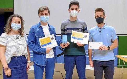 Maider Lainez alkatea eta Alexander Huitzi zinegotzia, bi irabazleekin. Argazkia: Jose Ignacio Unanue