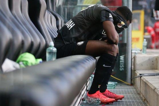 Klevin Yeboah se lamenta tras un partido del Sturm Graz.