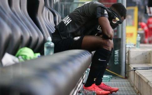 Klevin Yeboah se lamenta tras un partido del Sturm Graz.