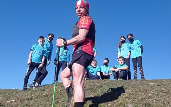Kepa Gordo en plena ascensión a San Miguel de Aralar bajo la atenta mirada de Jon Zazpe Irigaray sus amigos.