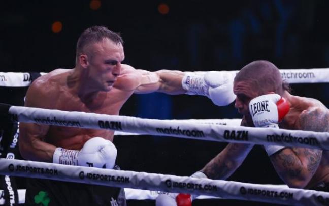 El vizcaíno Kerman Lejarraga y el inglés James Metcalf, durante el combate con por el título superwelter Continental WBA que se celebra este viernes en el Bilbao Arena. El vizcaíno Kerman Lejarraga y el inglés James Metcalf, durante el combate con por el título superwelter Continental WBA que se celebra este viernes en el Bilbao Arena.