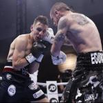 Kerman Lejarraga golpea a Dylan Charrat en el combate que le dio el título europeo del peso superwélter.