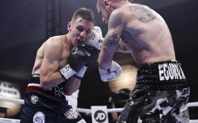 Kerman Lejarraga golpea a Dylan Charrat en el combate que le dio el título europeo del peso superwélter. Kerman Lejarraga golpea a Dylan Charrat en el combate que le dio el título europeo del peso superwélter.